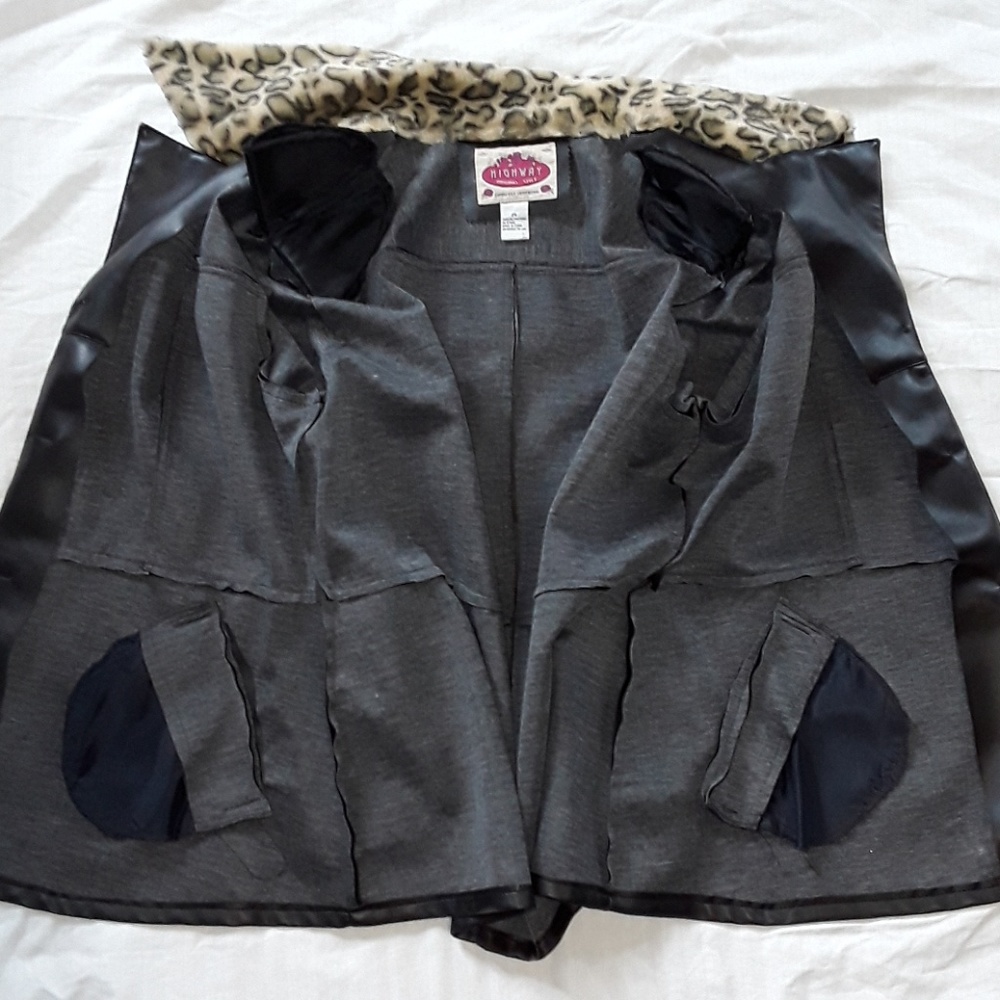 Woman's Leopard jacket - Picture 6 of 7